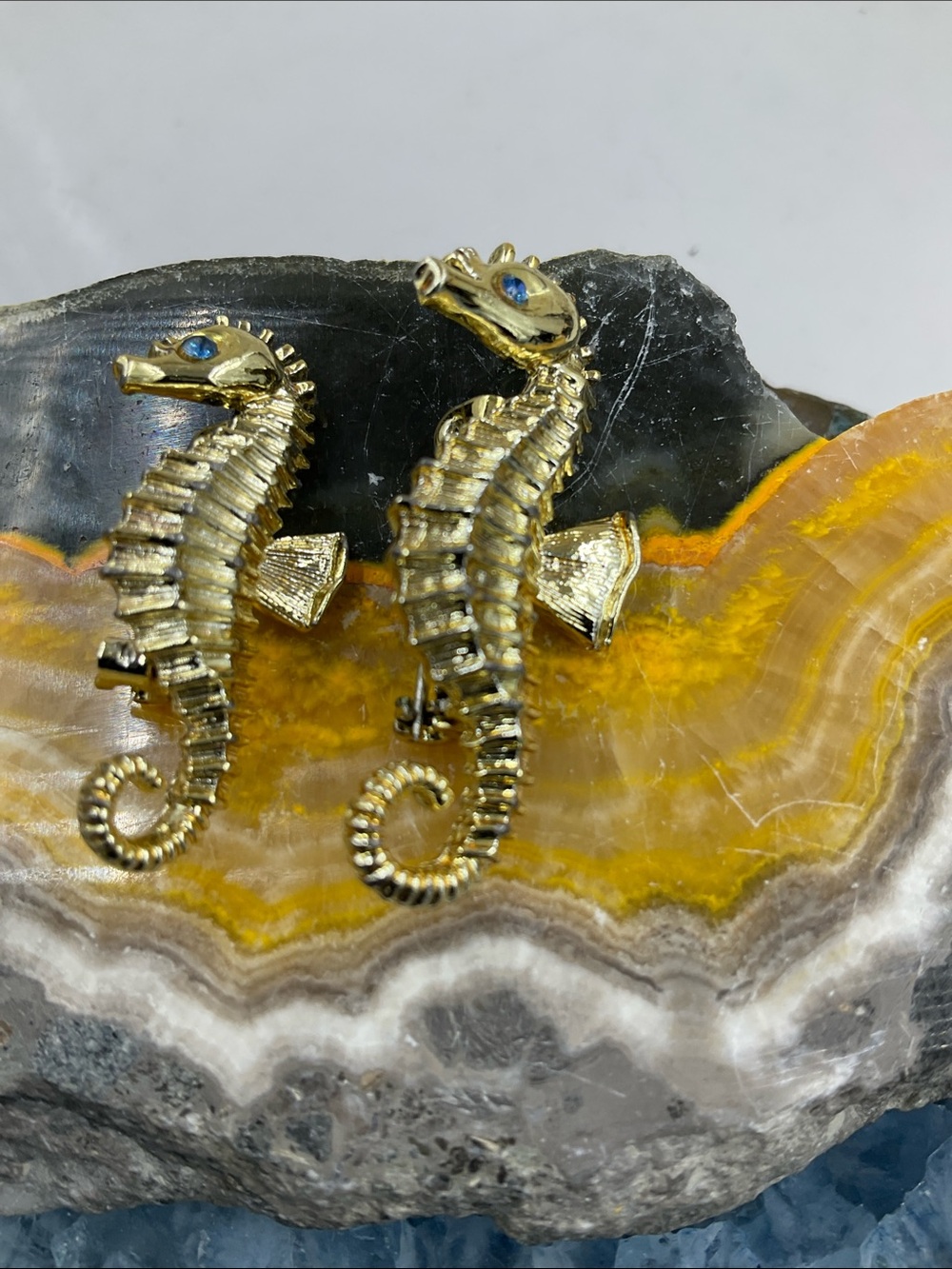 Two Exquisite Gold Seahorse Brooches With Blue Eyes - Picture 3 of 7